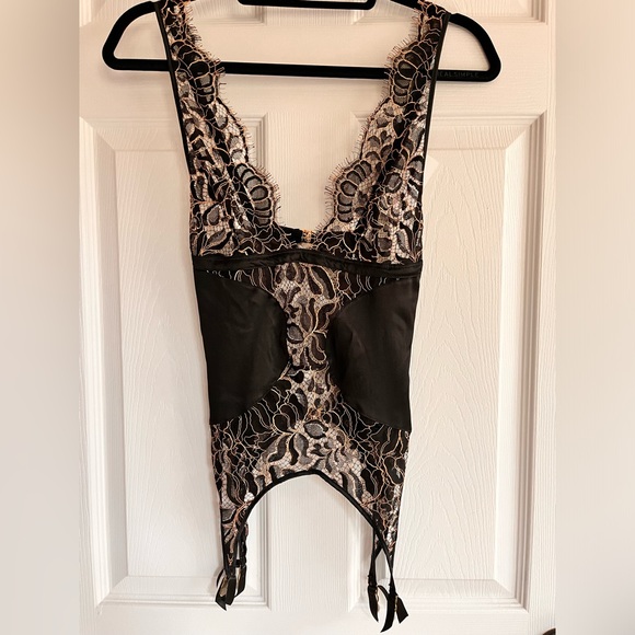 🔥NWT COCO DE MER Rivera Satin Cami with Suspenders in Medium - Picture 2 of 10